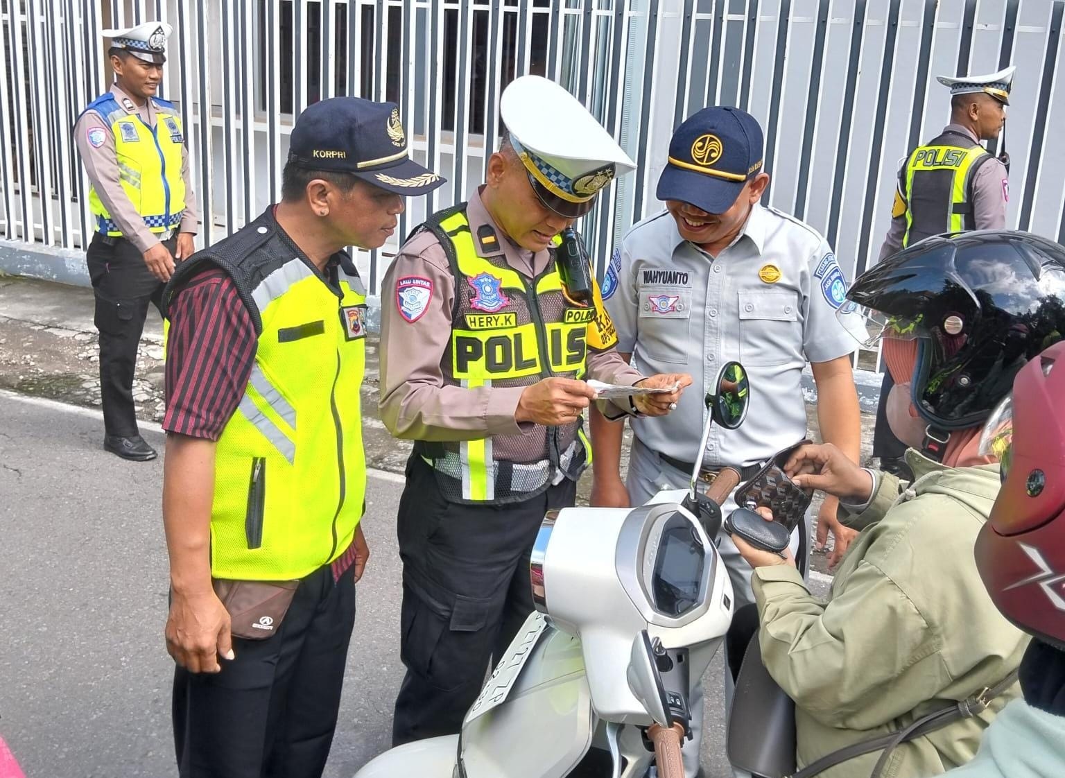 Anggota Satlantas Polres Karanganyar mengecek surat kelengkapan pengendara, Kamis (5/2/2026). (Rudi Hartono/Radar Solo)