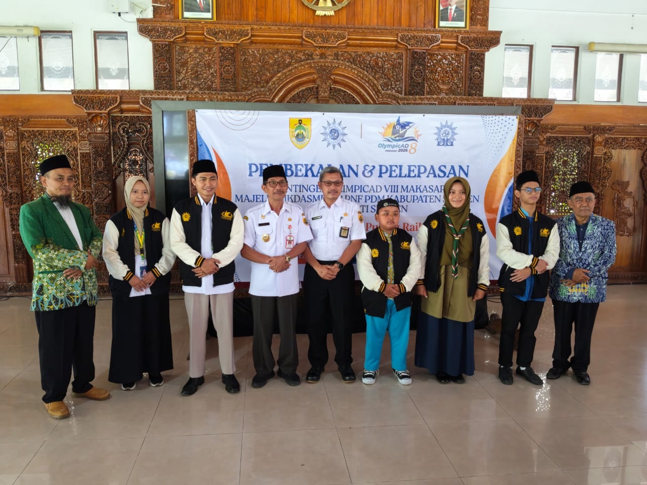 Wakil Bupati Suroto berangkatkan kontingen Sragen di OlimpicAD VIII. (Ahmad Khairudin/Radar Solo)