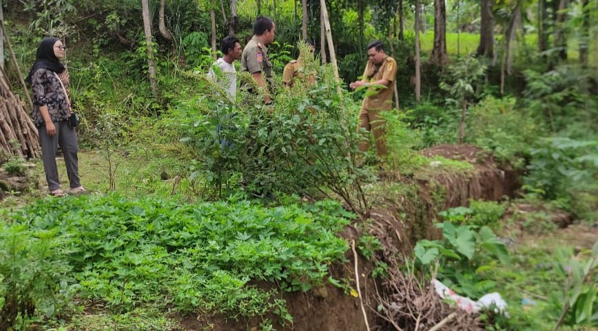 Kondisi tanah pekarangan rumah warga Wonorejo, Desa Sambi, Kecamatan Sambirejo, Sragen yang terus bergerak. (Ahmad Khairudin/Radar Solo)