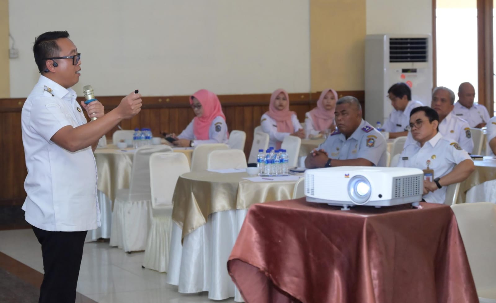 Wakil Bupati Karanganyar Adhe Eliana saat rakor Satuan Tugas Sapu Bersih Pelanggaran Harga, Keamanan, dan Mutu Pangan Tahun 2026. (Rudi Hartono/Radar Solo)