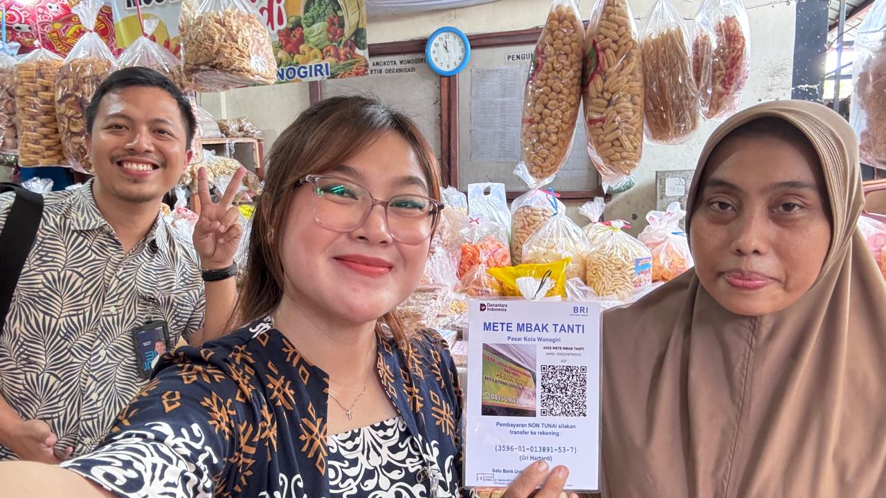Petugas BRI Kantor Cabang Wonogiri memasang alat pembayaran QRIS di Pasar Darurat Wonogiri.