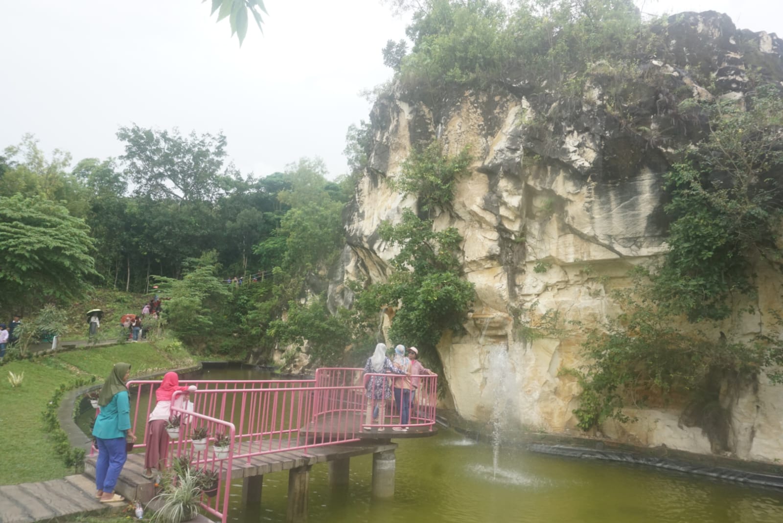 Tebing bekas tambang batu putih di Bukit Jatayu, Desa Tawangrejo, Bayat, Klaten yang kini menjadi objek wisata dengan wahana komplet.