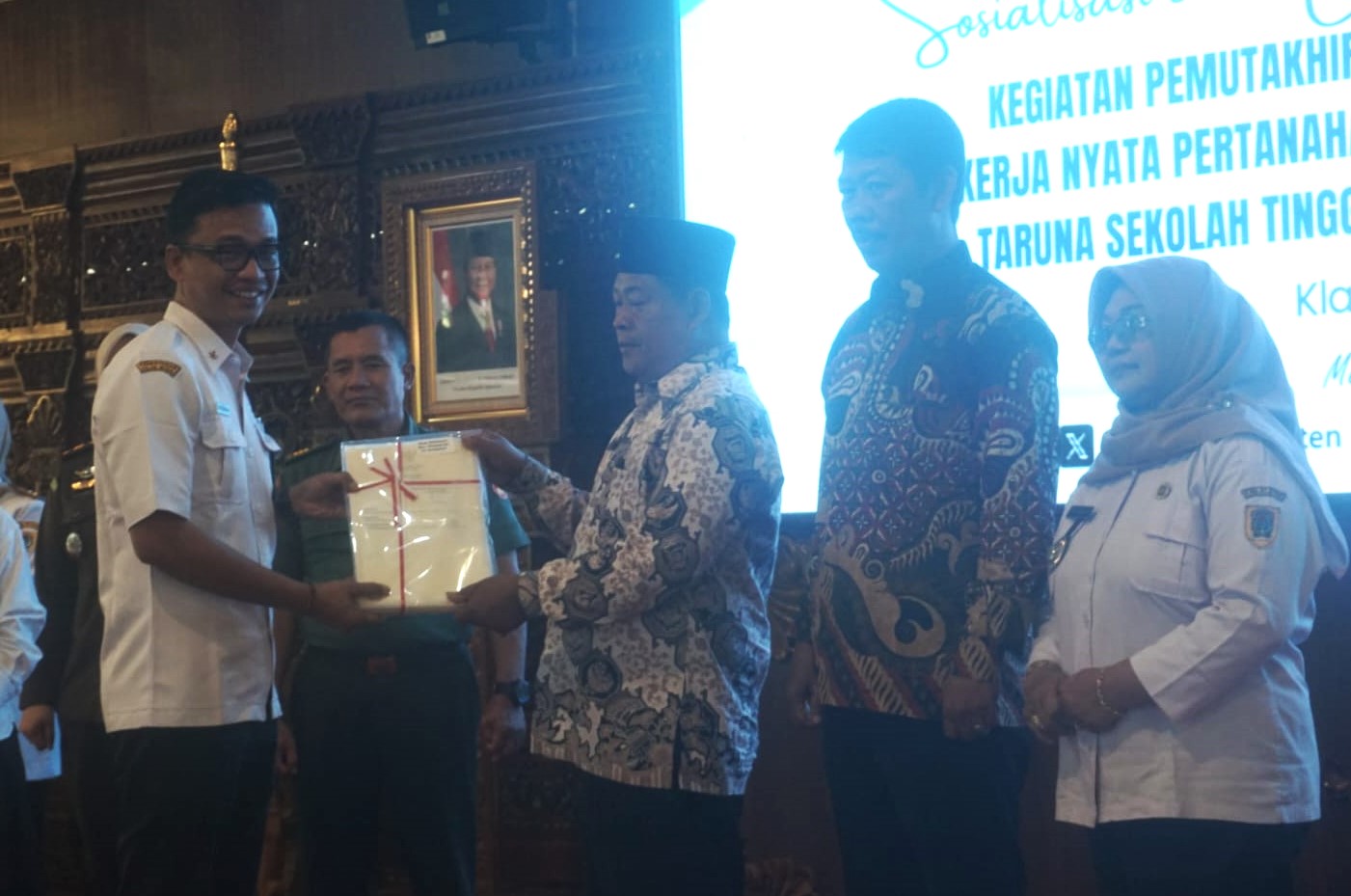 Penyerahan dokumen pemutakhiran data digital sertifikat lama secara simbolis kepada perwakilan kepala desa di Pendapa Pemkab Klaten, Rabu (4/2/2026).