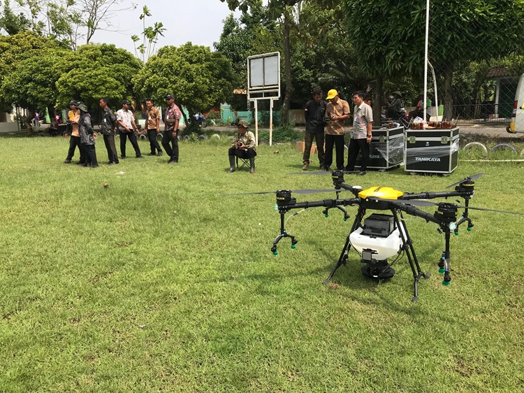 Uji coba drone sprayer di Lapangan Desa Mulur, Bendosari, Sukoharjo, Kamis (5/2).