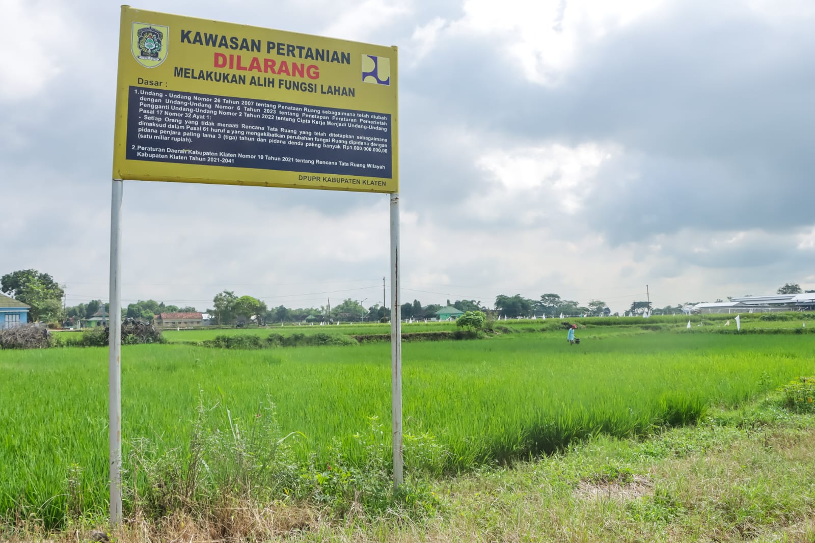 Papan peringatan dilarang mengalihfungsikan lahan pertanian di Desa Ngabeyan, Kecamatan Karanganom, Klaten.