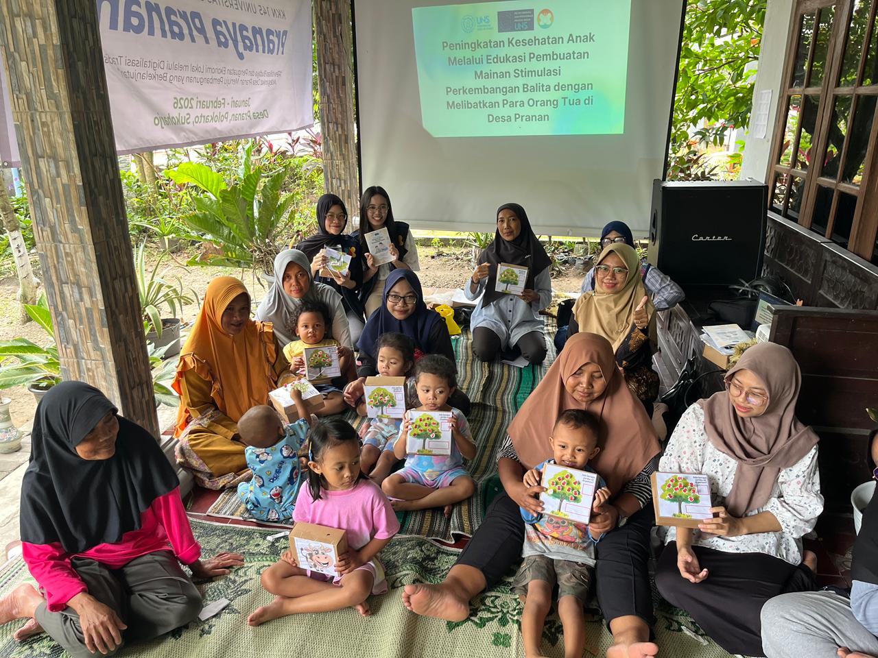 10 mahasiswa KKN UNS Kelompok 145 Desa Pranan gelar edukasi kesehatan anak lewat pelatihan pembuatan mainan stimulasi perkembangan balita di Posyandu Sudan, Pranan, Polokarto, Sukoharjo, Kamis (5/2).