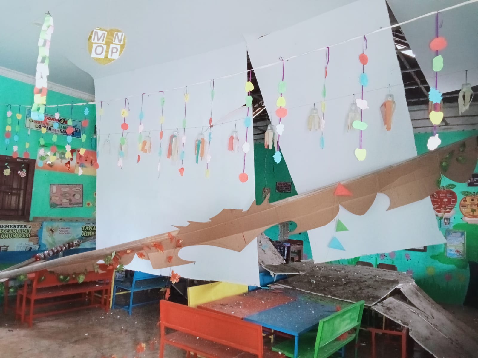 Plafon bangunan Taman Kanak-kanak (TK) di Dukuh Pucung, Desa Karangmojo, Kecamatan Weru, Sukoharjo rusak akibay gempa pacitan.
