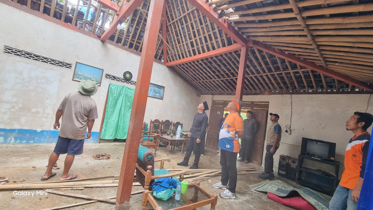 Genting Rumah milik Parno warga Geneng RT 4/RW 01, Desa Jatisawit, Jatiyoso, Karanganyar ambrol diguncang gempa Pacitan, Jumat (6/2/2026).