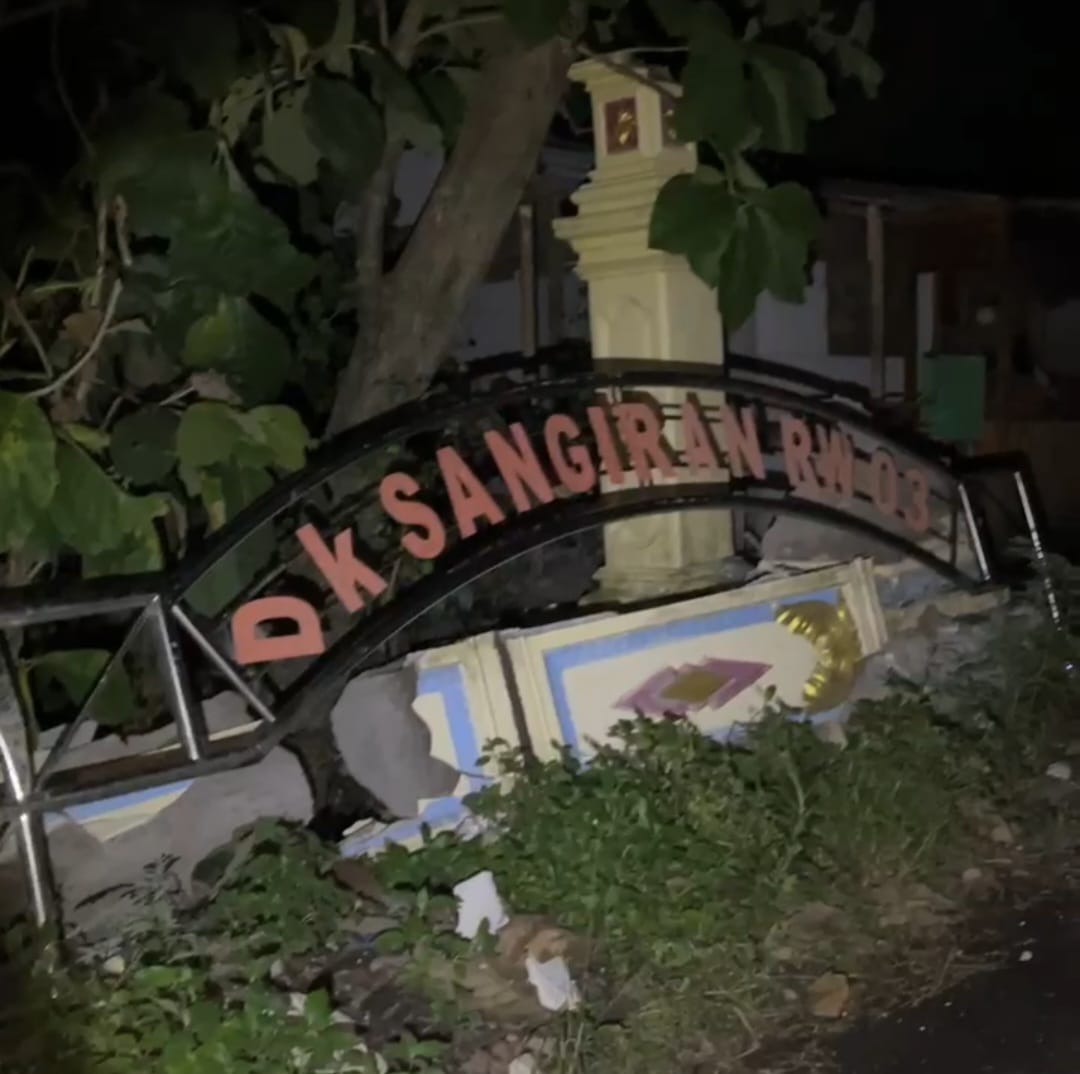 Gapura Dusun Sangiran, Desa Katekan, Gantiwarno, Klaten roboh akibat guncangan gempa Pacitan, Jumat (6/2/2026) dini hari