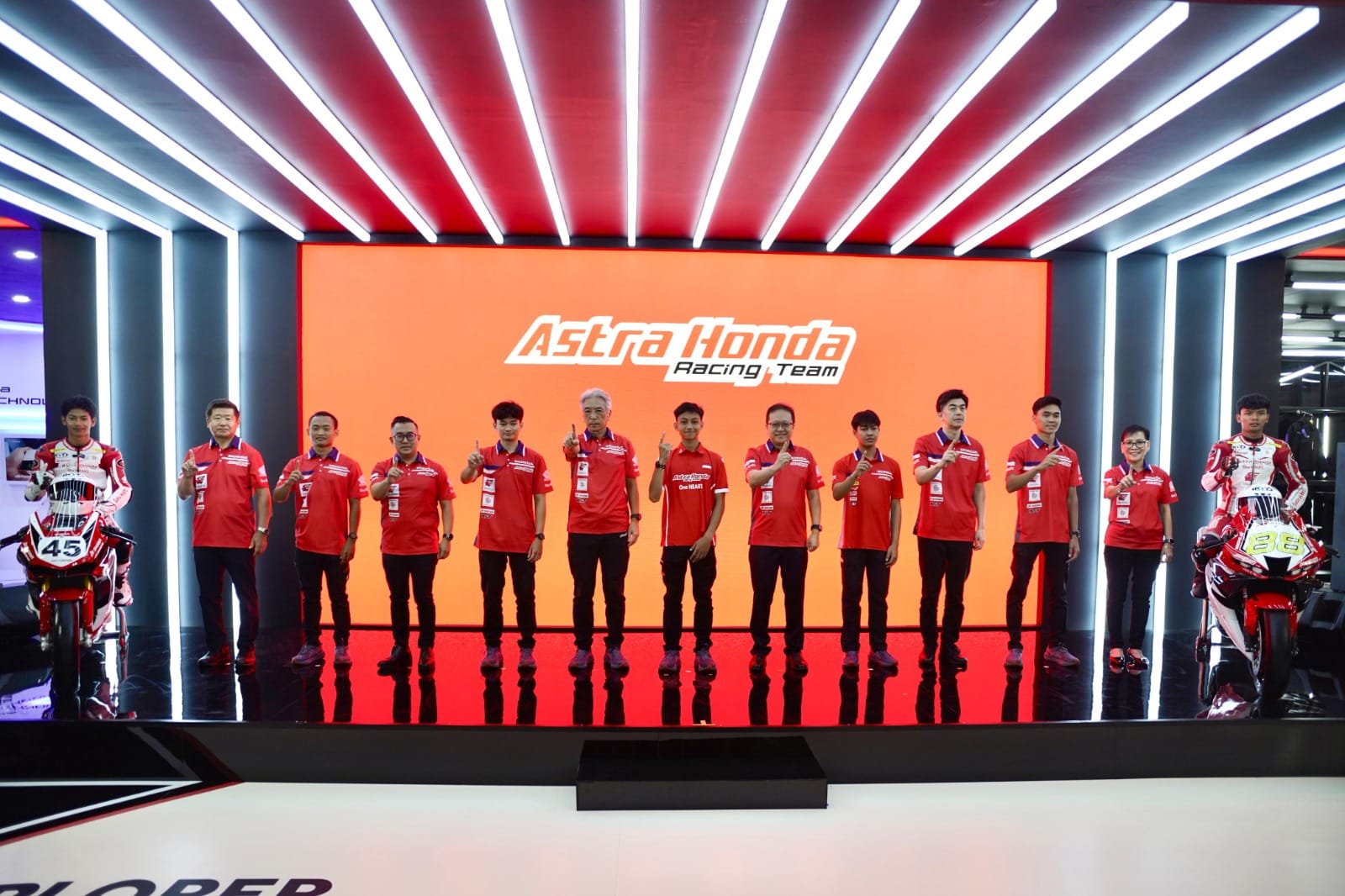 Pebalap Astra Honda Racing Team (AHRT) 2026 bersama jajaran Board of Directors PT Astra Honda Motor pada ajang IIMS 2026 di JIExpo Kemayoran (5/2).
