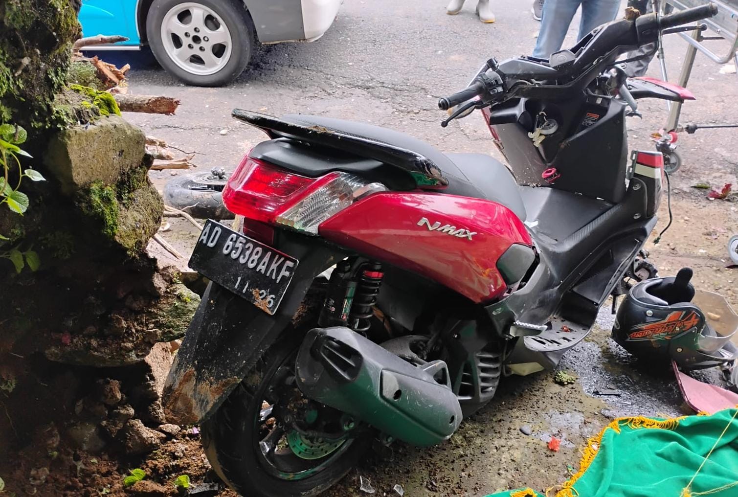 Kondisi sepeda mptor Yamaha N-Max kondisinya hancur setelah menabrak pondasi rumah. (Ist)