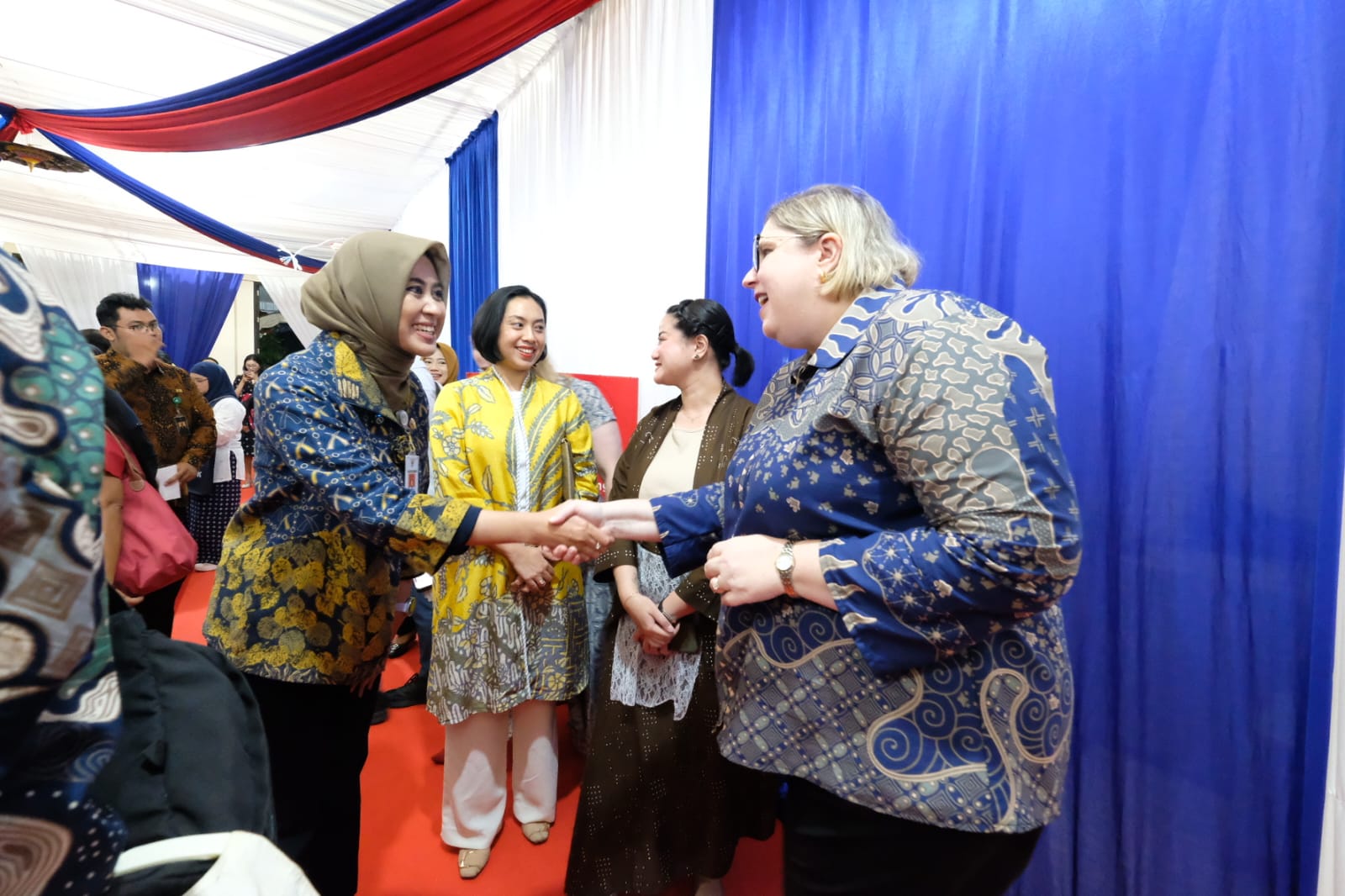 Wakil Wali Kota Solo Astrid Widayani menyapa Wakil Dubes AS untuk Indonesia Heather C. Merritt di saat menghadiri perayaan Freedom 250 di De Tjolomadoe, Sabtu (7/2/2026).