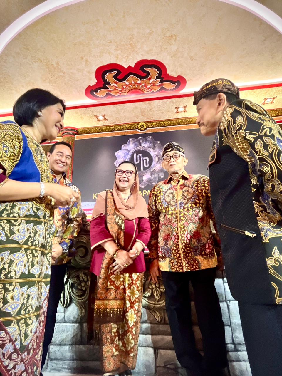 KGPA Tedjowulan berbincang dengan Jenderal TNI (Purn) AM Hendropiyono dan Andika Perkasa. (Ist)