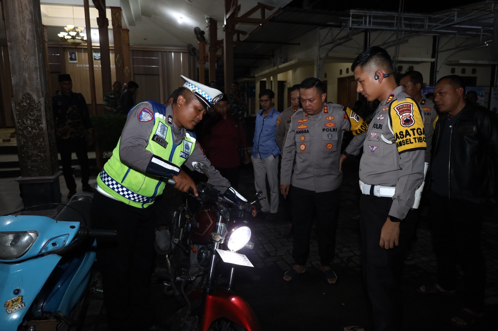 Jajaran Satlantas Polres Sukoharjo menindak motor knalpot brong di Tawangsari, Sukoharjo, Sabtu (7/2) malam.