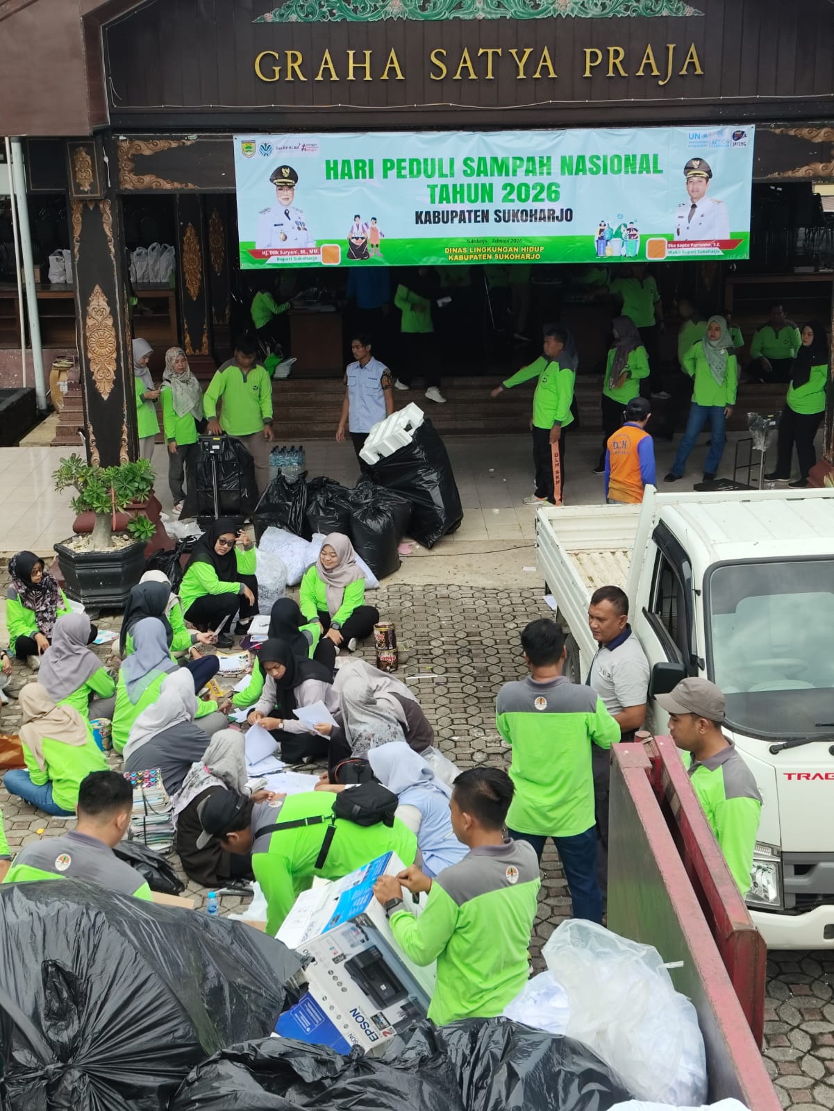 Sampah yang dihasilkan saat bersih-bersih Gedung Manara Wijaya Sukoharjo dalam rangkaian peringatan Hari Peduli Sampah Nasional (HPSN) 2026, Jumat (6/2).