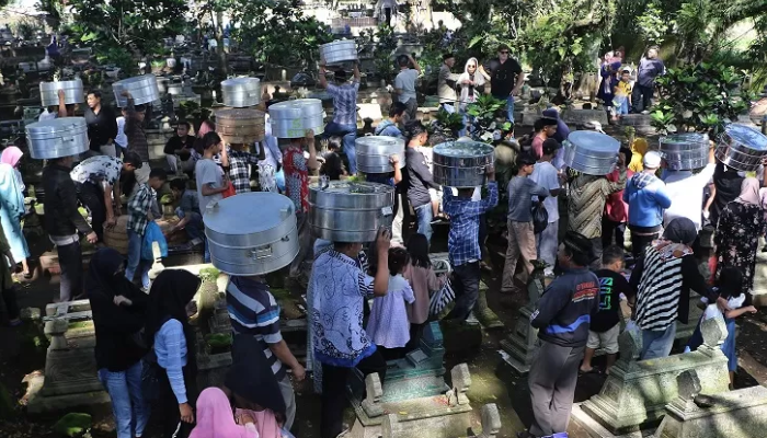 Ilustrasi tradisi sadranan di Makam Puralaya, Dusun Tunggulsari, Desa Sukabumi, Kecamatan Cepogo, Kabupaten Boyolali.