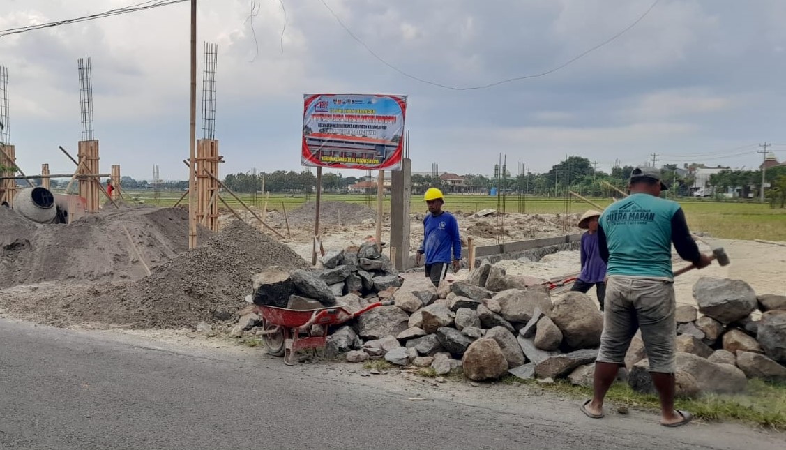 Pembangunan koperasi desa merah putih (KDMP) salah satu desa di Kecamatan Kebakkramat terus dikebut. Pemerintah larang pembangunan KDMP di LSD. (Rudi Hartono/Radar Solo)