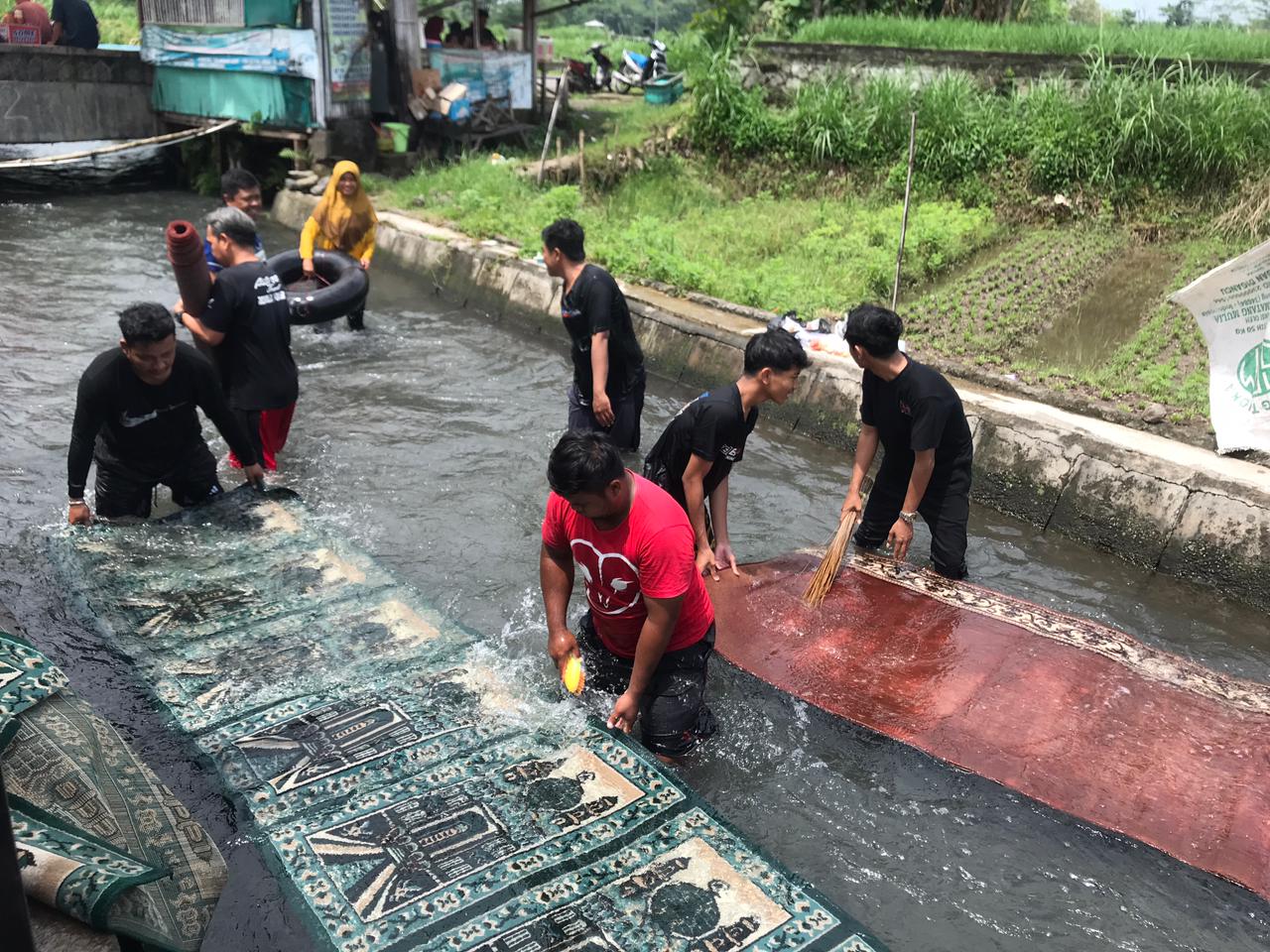 Warga Ramai-Ramai Mencuci Karpet Di Kali Talang, Teras, Boyolali