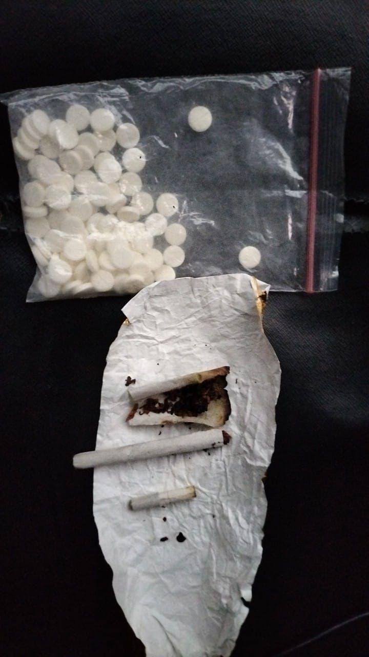 petugas menyita barang bukti berupa dua linting tembakau sintetis dengan berat bruto 1,06 gram, serta 88 butir tablet warna putih berlogo "Y" yang diketahui mengandung Trihexyphenidyl