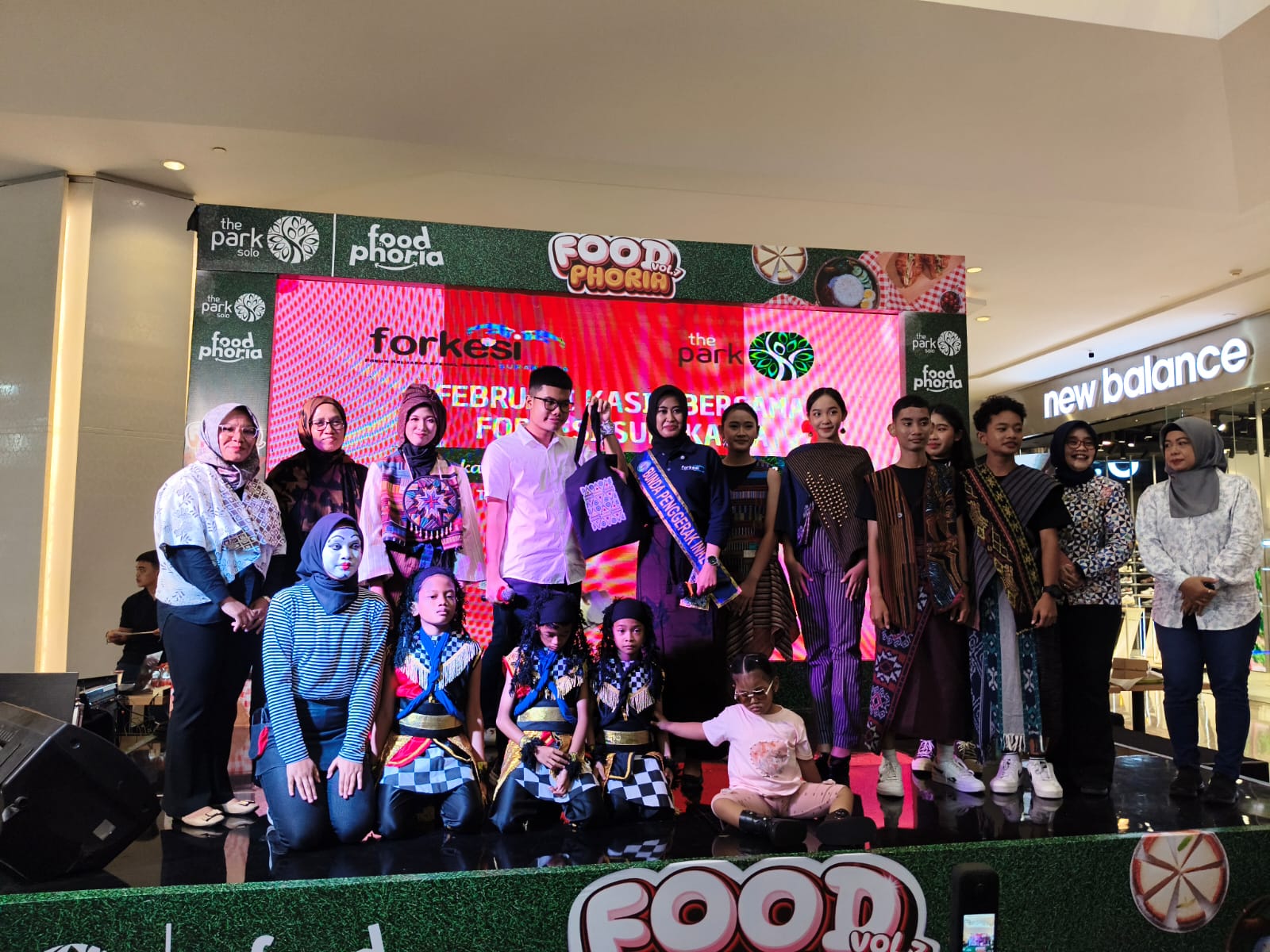 Februari Kasih (Kreasi Artistik Seni Inklusi dan Harmoni) yang diinisiasi Forum Keluarga Spesial Indonesia (FORKESI) Solo di Hall The Park Mall Solo Baru.