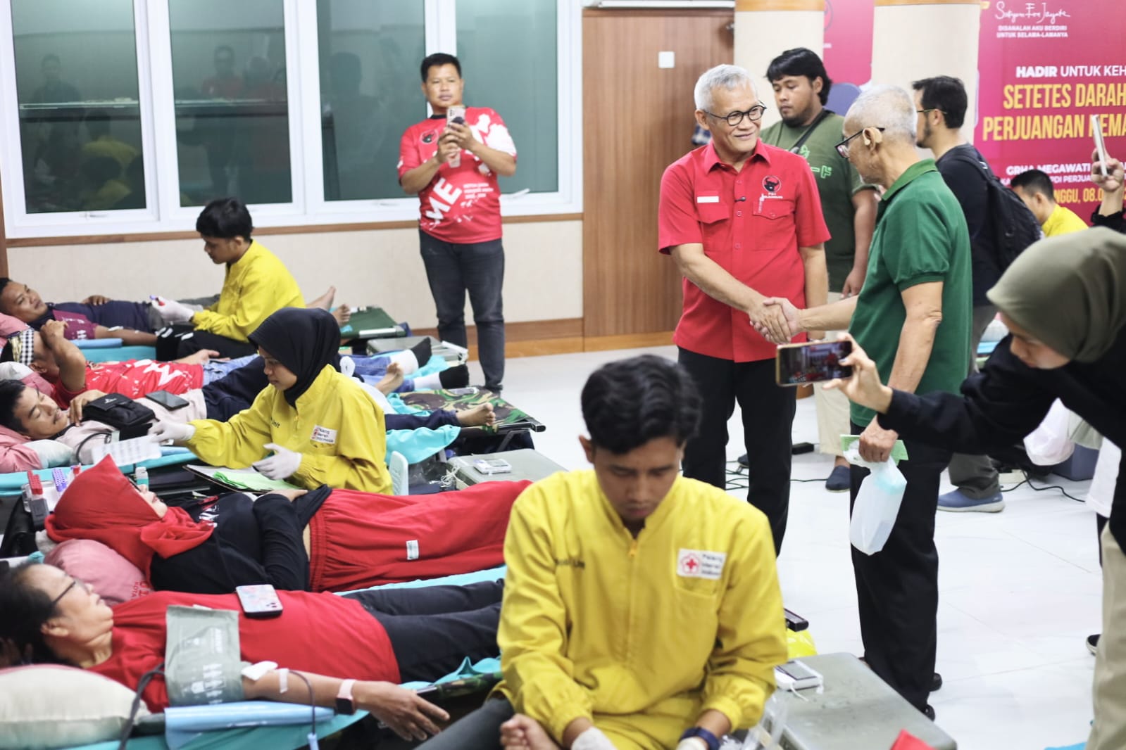 Ketua DPC PDIP Kota Solo Aria Bima berkomunikasi dengan para pendonor dalam aksi Donor Darah di Graha Megawati Soekarnoputri, kantor DPC PDIP Kota Solo, Minggu (8/2/2026).