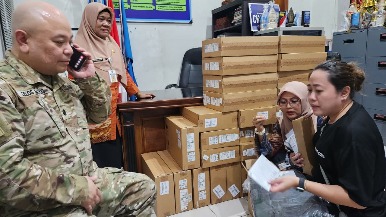 Hibah 35 unit laptop dari Kedutaan Besar (Kedubes) Amerika Serikat, yang disalurkan melalui Pemerintah Kota (Pemkot) Solo.