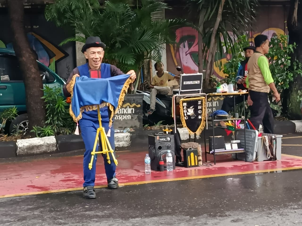 Heri Kustanto, pesulap jalanan asal Gilingan, Banjarsari, Solo tampil di CFD Slamet Riyadi, Minggu (8/2).