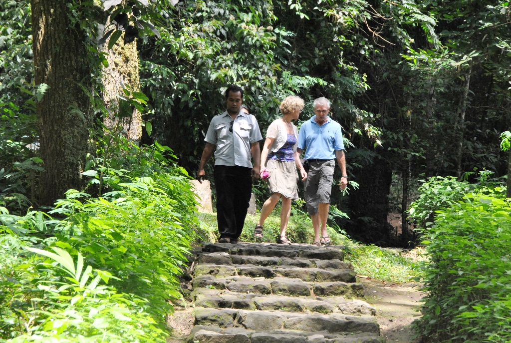 Wisatawan asing menuruni anak tangga menuju air terjun Grojogan Sewu di Tawangmangu, Karanganyar. (Adi Prasetyawan/Radar Solo)