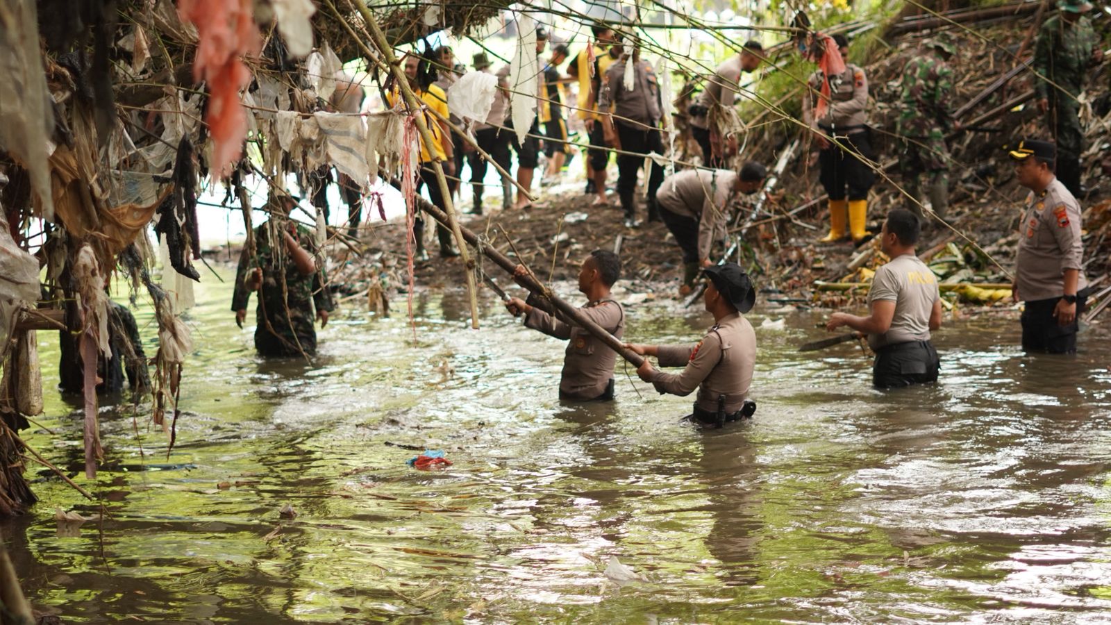 Kerja bakti skala besar di Bumi Perkemahan Tirta Mulya, Desa Kalikotes, Kecamatan Kalikotes, Klaten.