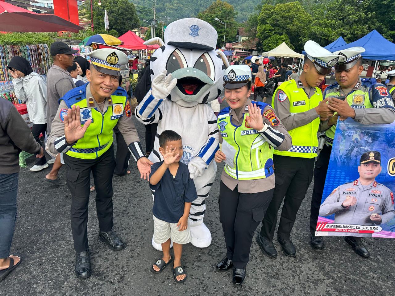 Satlantas Polres Wonogiri gelar Police Art dan layanan Samsat Keliling, serta sosialisasi Operasi Keselamatan Candi 2026 di event CFD, Minggu (8/2/2026).