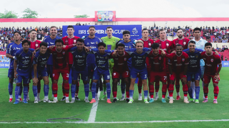 Skuad Persis Solo bersama PSIM Jogja di Stadion Sultan Agung.
