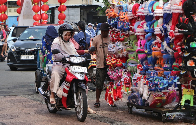 Pedagang mainan khas imlek menjamur di setiap sudut Pasar Gede Solo, Senin (9/2).