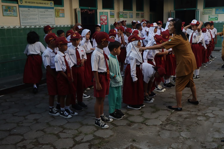 Kekurangan jumlah pendidik di sekolah negeri di Kota Solo masih menjadi problem dan butuh solusi.