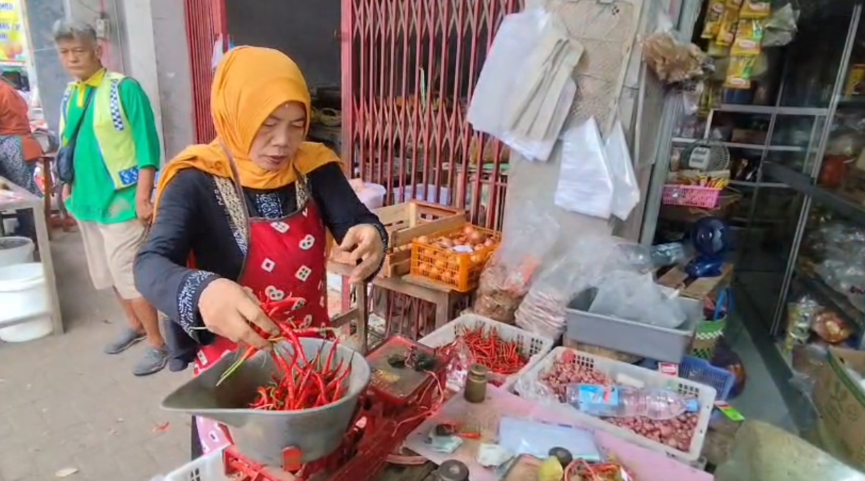 Penjual cabai di Pasar Ir. Soekarno Sukoharjo.