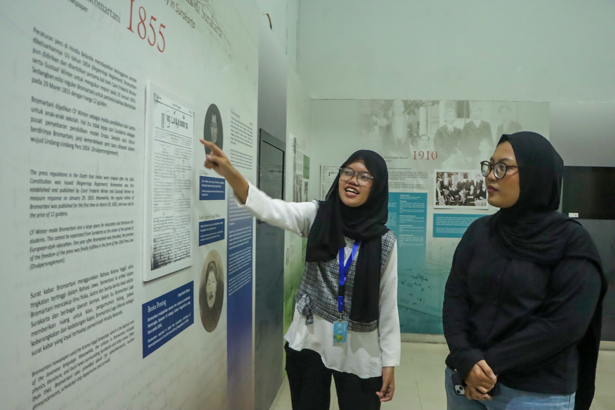 Pengunjung melihat koleksi di Monumen Pers Nasional Solo. (M Ihsan/Radar Solo)