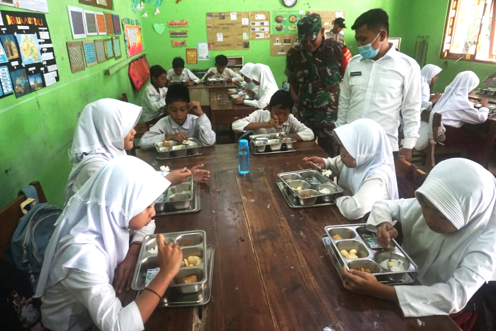 Makan Bergizi Gratis (MBG) di Madrasah Ibtidaiyah Muhammadiyah (MIM) Krakitan, Kecamatan Bayat, Klaten.