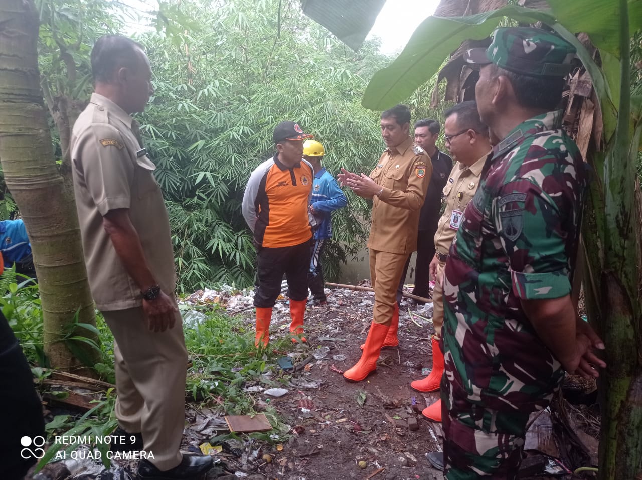 Wakil Bupati (Wabup) Sukoharjo Eko Sapto Purnomo terjun ke Kali Brambang, Senin (9/2).