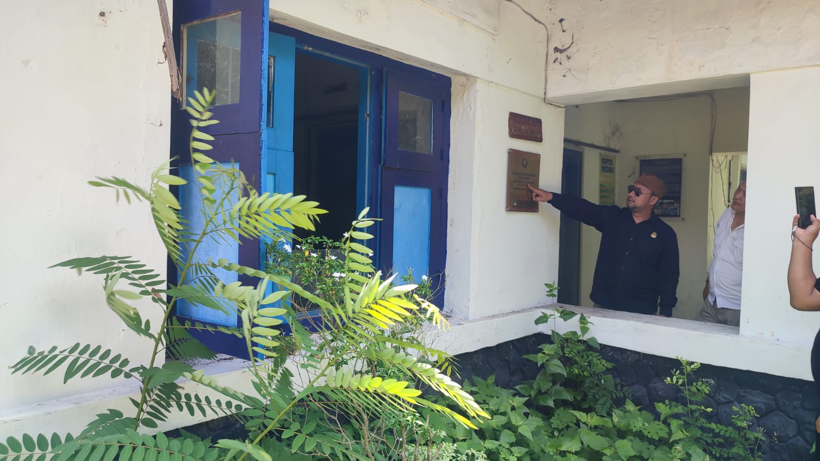 Komisi 1 DPRD Sragen meninjau kondisi bangunan eks gedung Dinas Peternakan Sragen yang berstatus cagar budaya. (Ahmad Khairudin/Radar Solo)