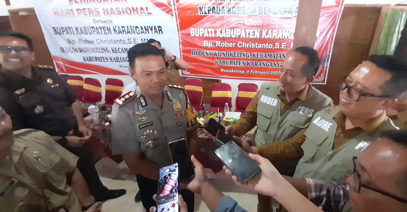 Bupati Karanganyar Rober Christanto dan Wakil Bupati Karanganyar Adhe Eliana mewawancarai kapolres Karanganyar di sela penyerahan bantuan korban bencana, Senin (9/2/2026). (Rudi Hartono/Radar Solo)