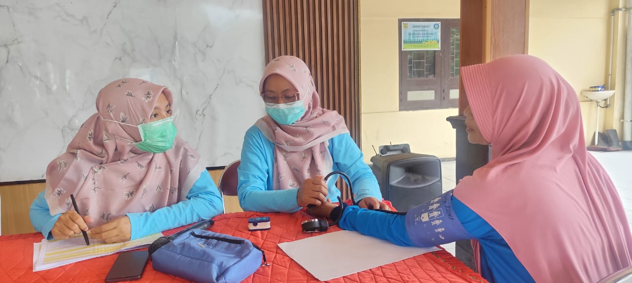 Calon jemaah haji (CJH) asal Kecamatan Sukoharjo jalani tes kebugaran di halaman Balai Kelurahan Sukoharjo, Senin (9/2).