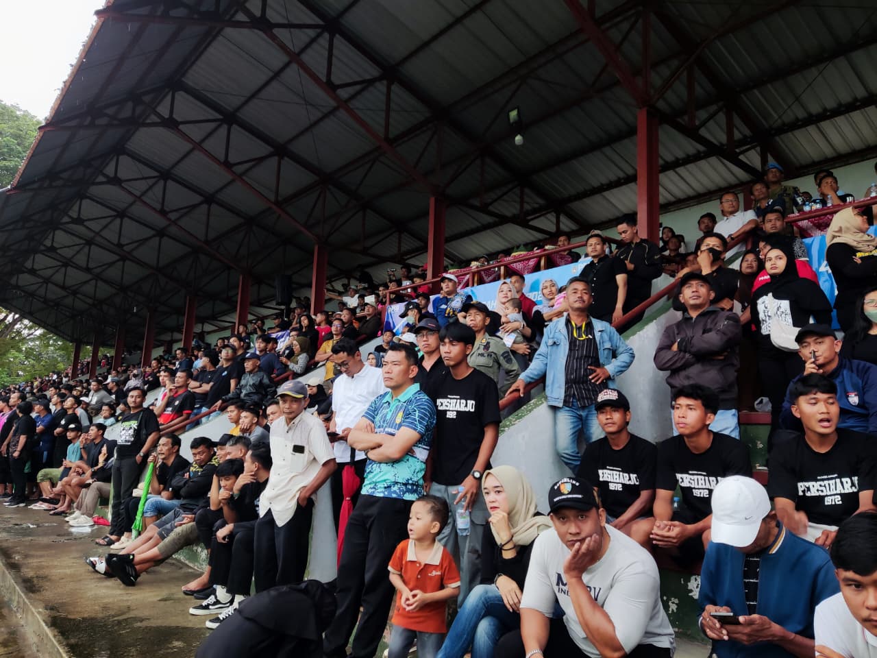 Dukungan suporter Persiharjo Sukoharjo yang mendukung klub kebanggannya di Stadion Gelora Merdeka.