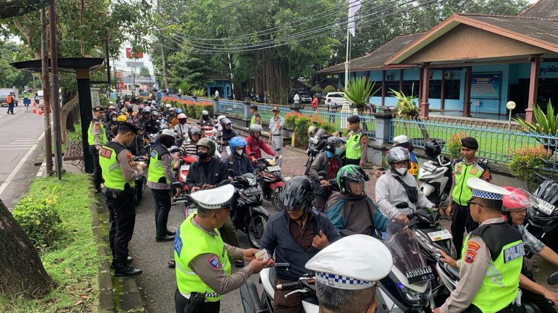 Razia kendaraan oleh Satlantas Polresta Solo. (A Christian/Radar Solo)
