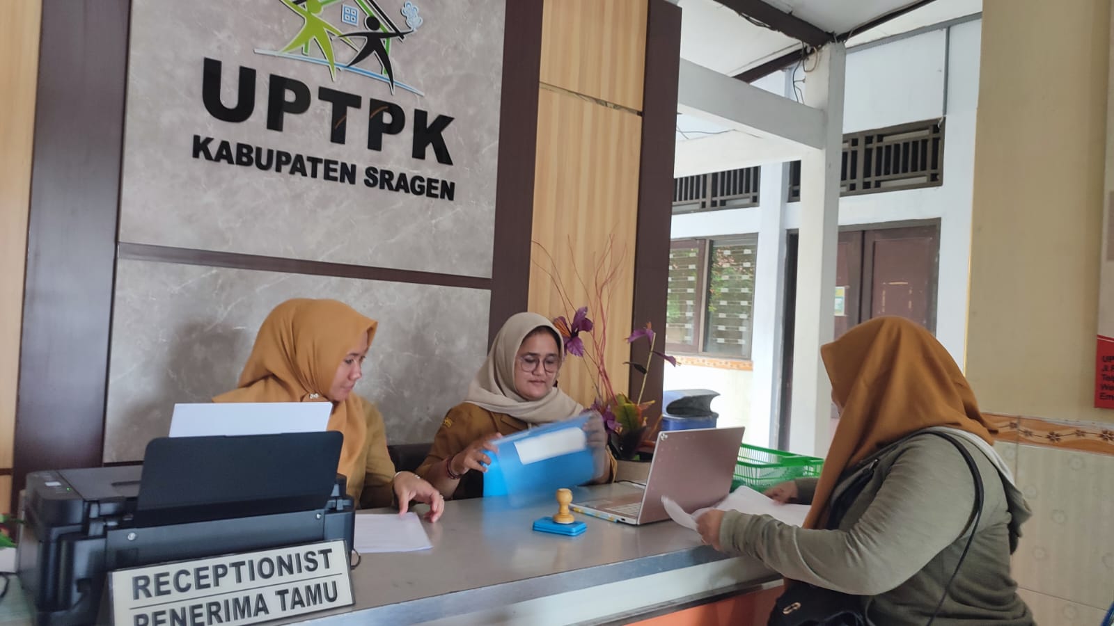 Salah seorang warga mengurus reaktivasi BPJS PBI di kantor UPTPK Kabupaten Sragen, Senin (9/2/2026). (Ahmad Khairudin/Radar Solo)