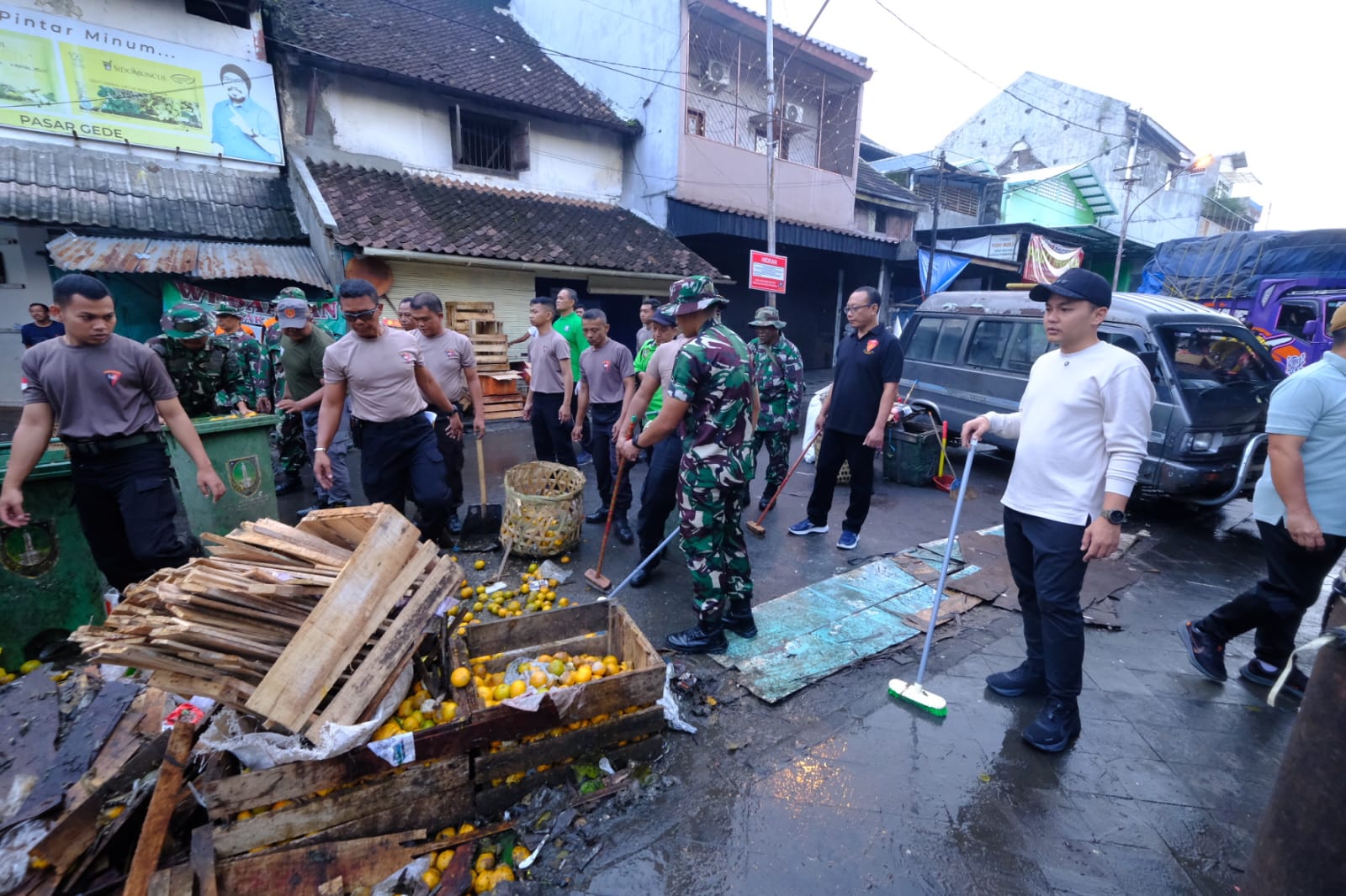 Wali Kota Solo Respati Ardi pimpin bersih-bersih sampah kawasan Pasar Gede Solo, Senin kemarin (9/2). (Humas Pemkot Solo)