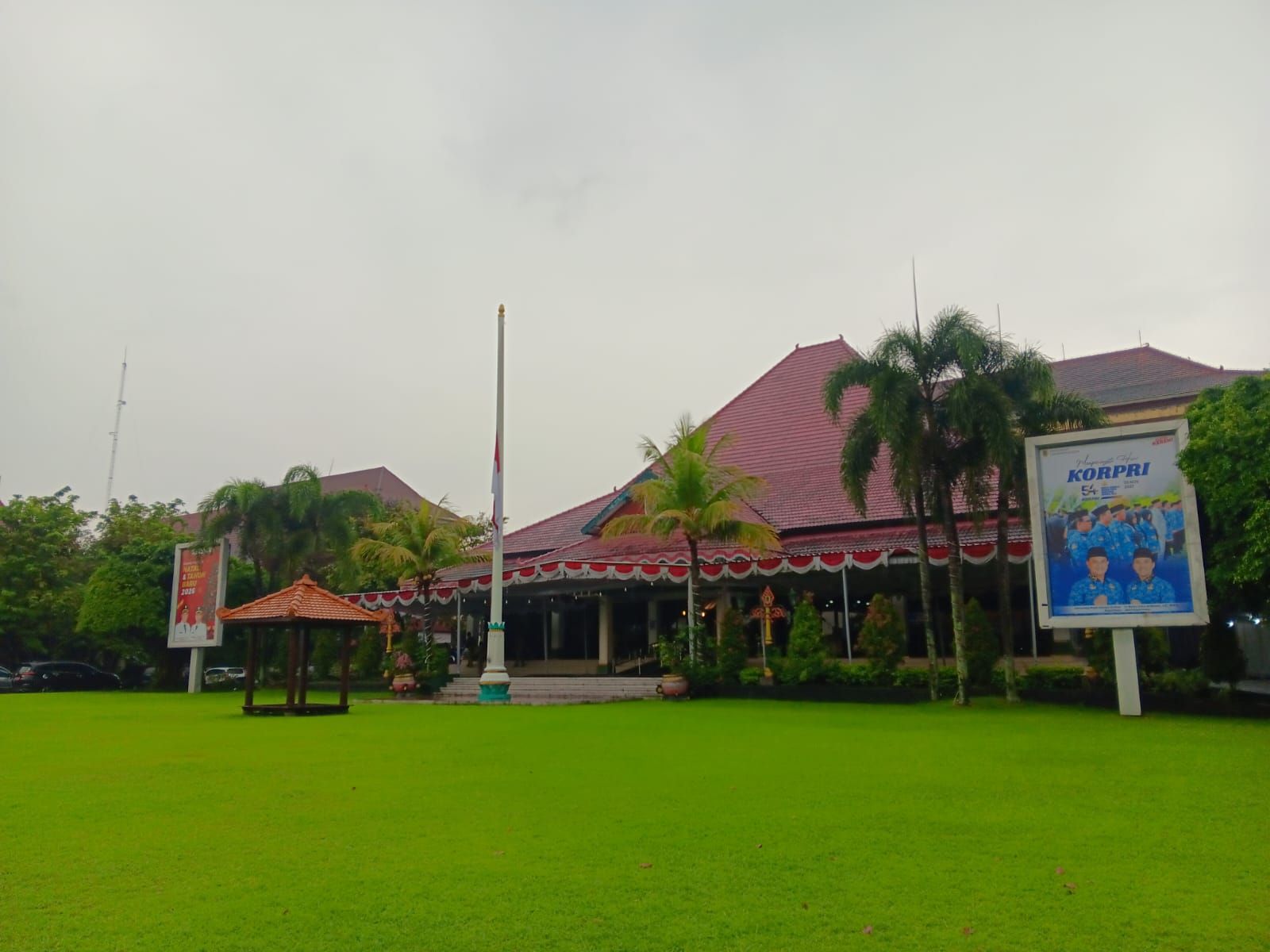 Pengibaran bendera setengah tiang di halaman Pendapa Pemkab Klaten, Senin (9/2/2026).