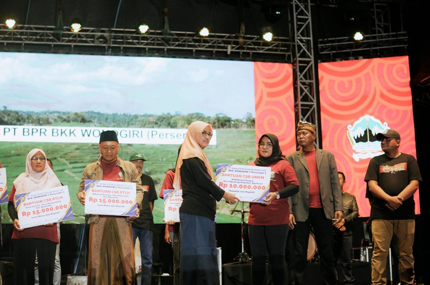 Direktur Utama PT BPR BKK WONOGIRI (Perseroda) Sarti (kiri)memberikan CSR secara simbolis.