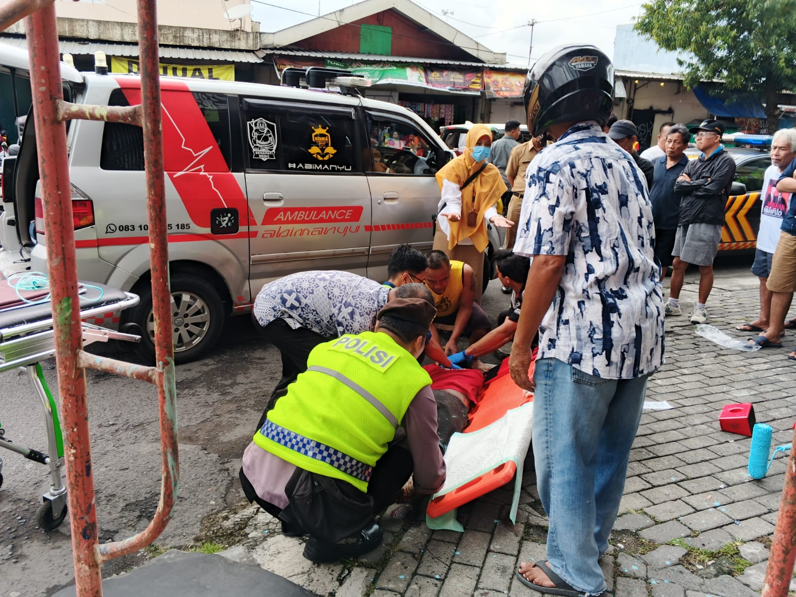 Petugas mengevakuasi  Slamet, 31, warga Pagedangan, Kecamatan Selomerto, Wonosobo terjatuh dari lantai 3 ruko di Jalan Gatot Subroto, Solo, Senin (9/2/2026).