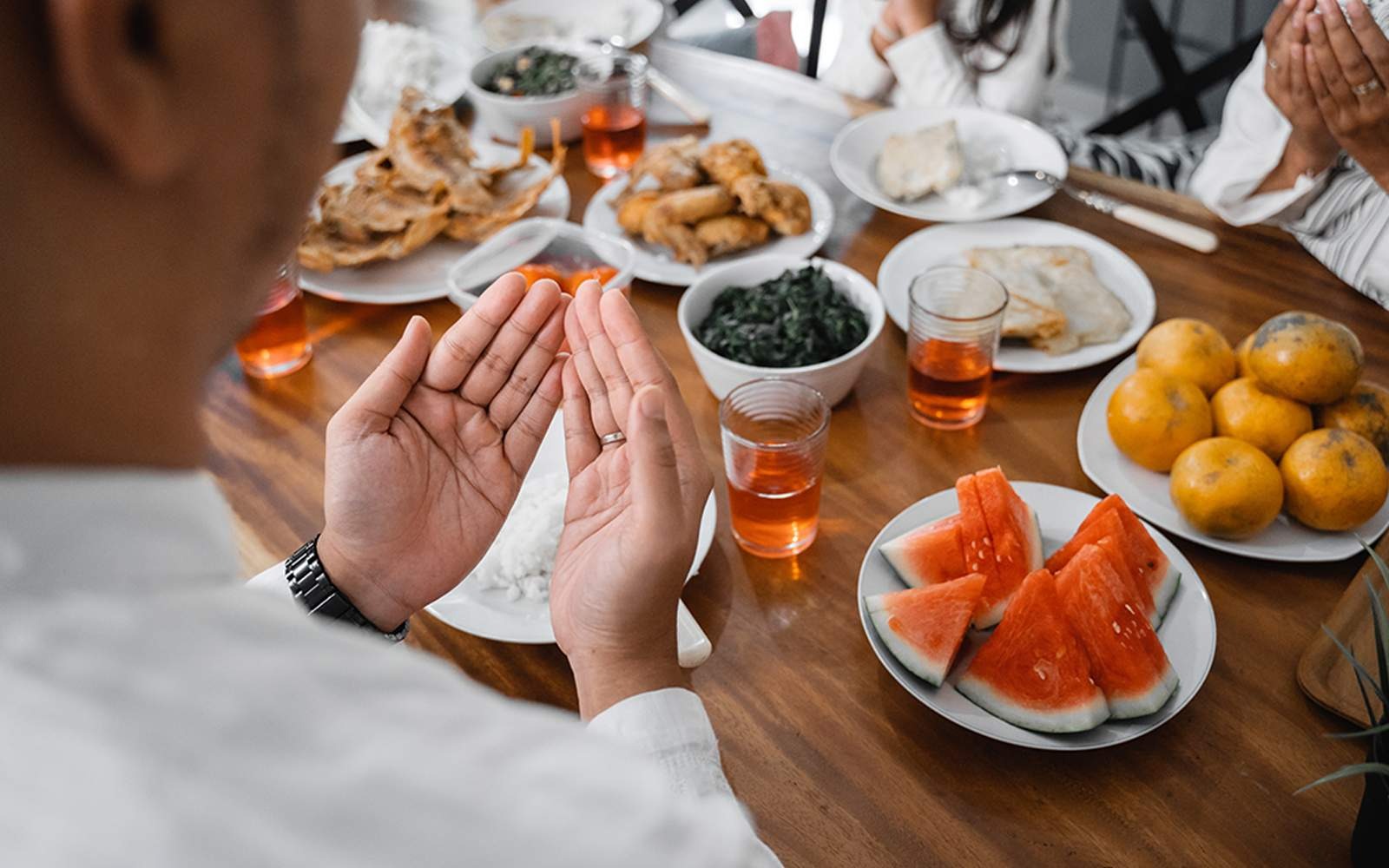 Jaga energi dan fokus selama Bulan Puasa Ramadhan 2026 dengan tips pola makan, istirahat, dan aktivitas positif yang tepat.