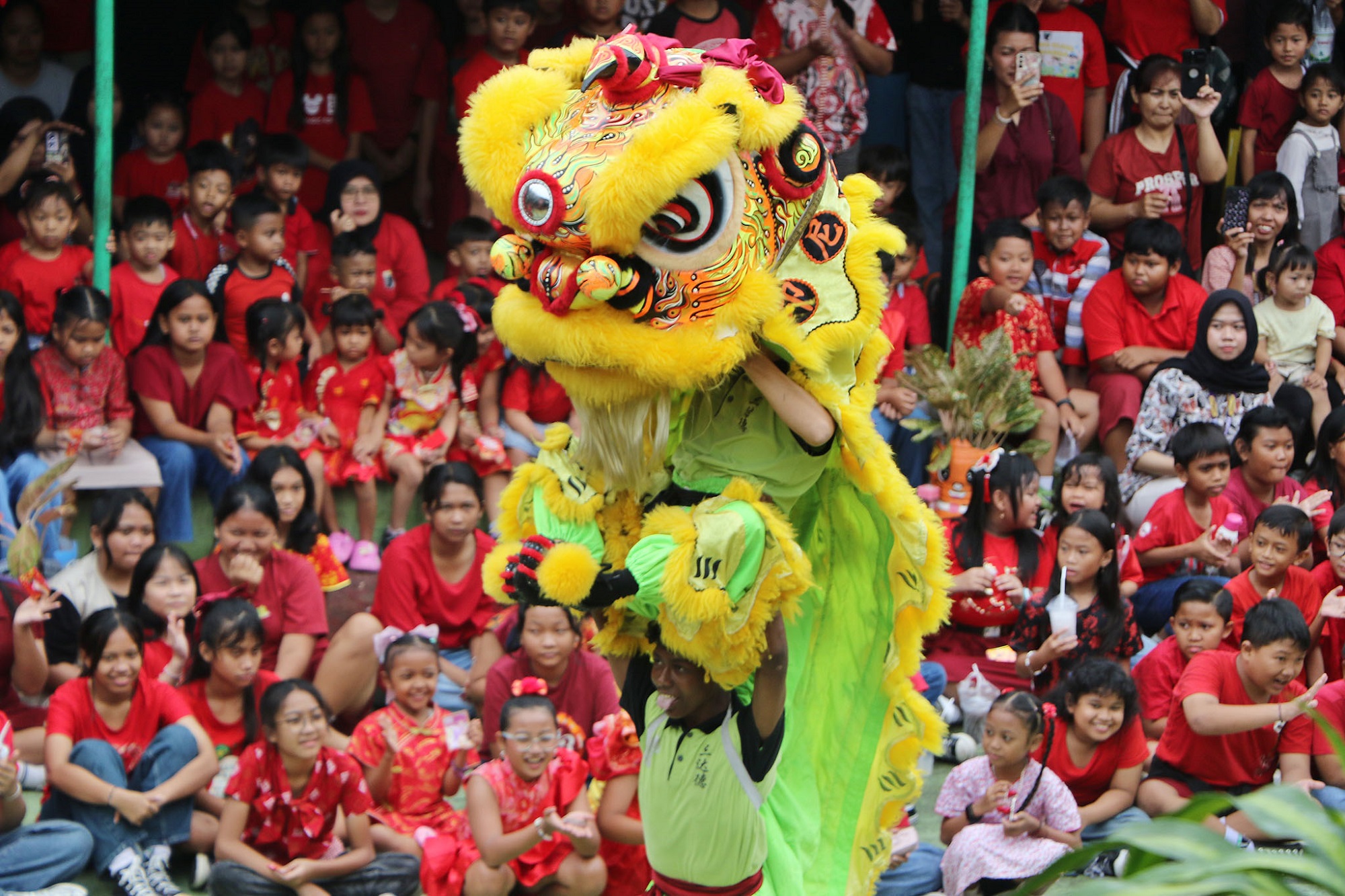 Aksi Barongsai Tri Pusaka Solo menghibur anak-anak SD. (Arief Budiman/Radar Solo)