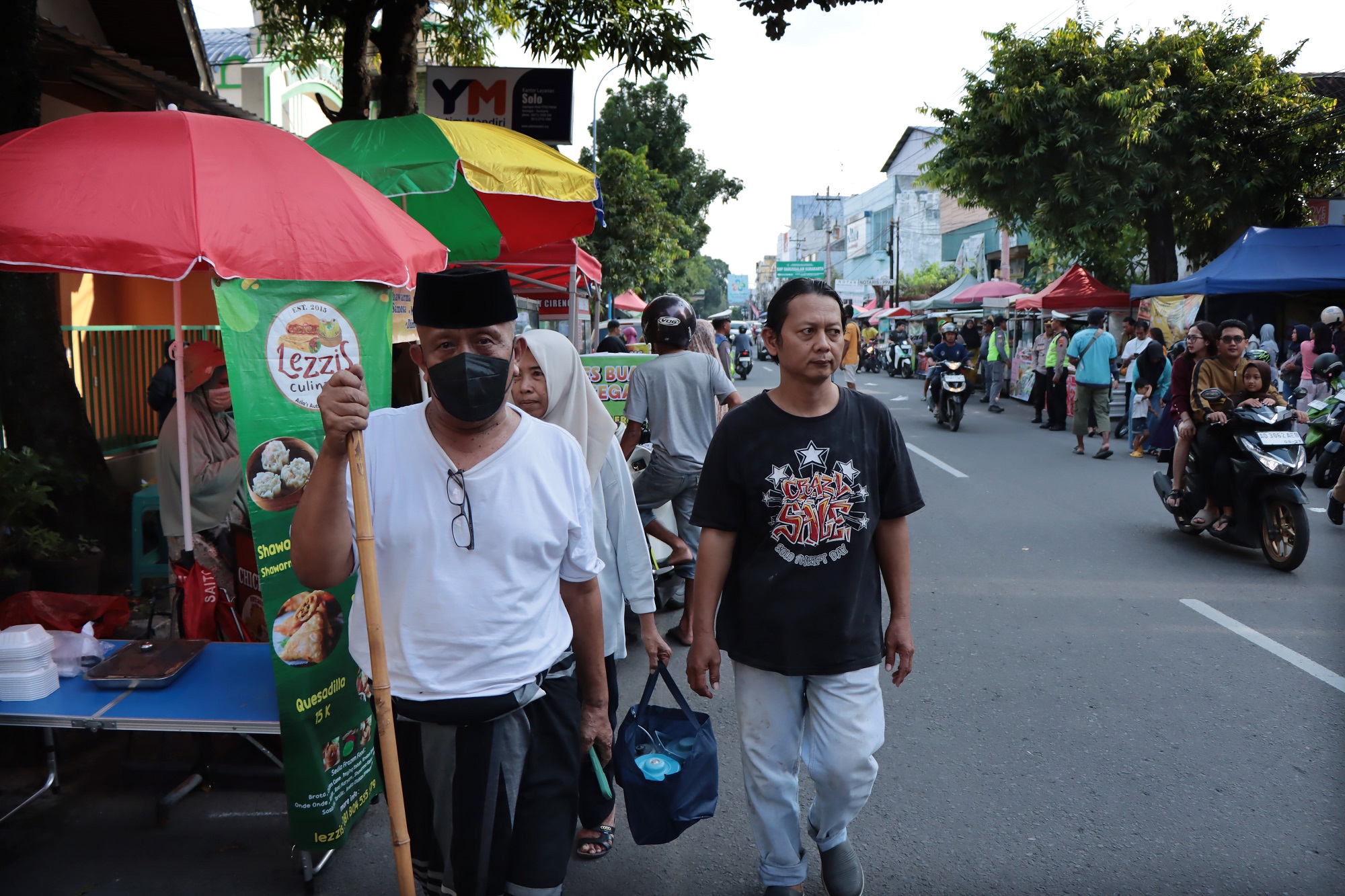 PKL berjualan takjil pada Ramadan 2025. Tahun ini tidak boleh berjualan di tepi jalan protokol. (Arief Budiman/Radar Solo)